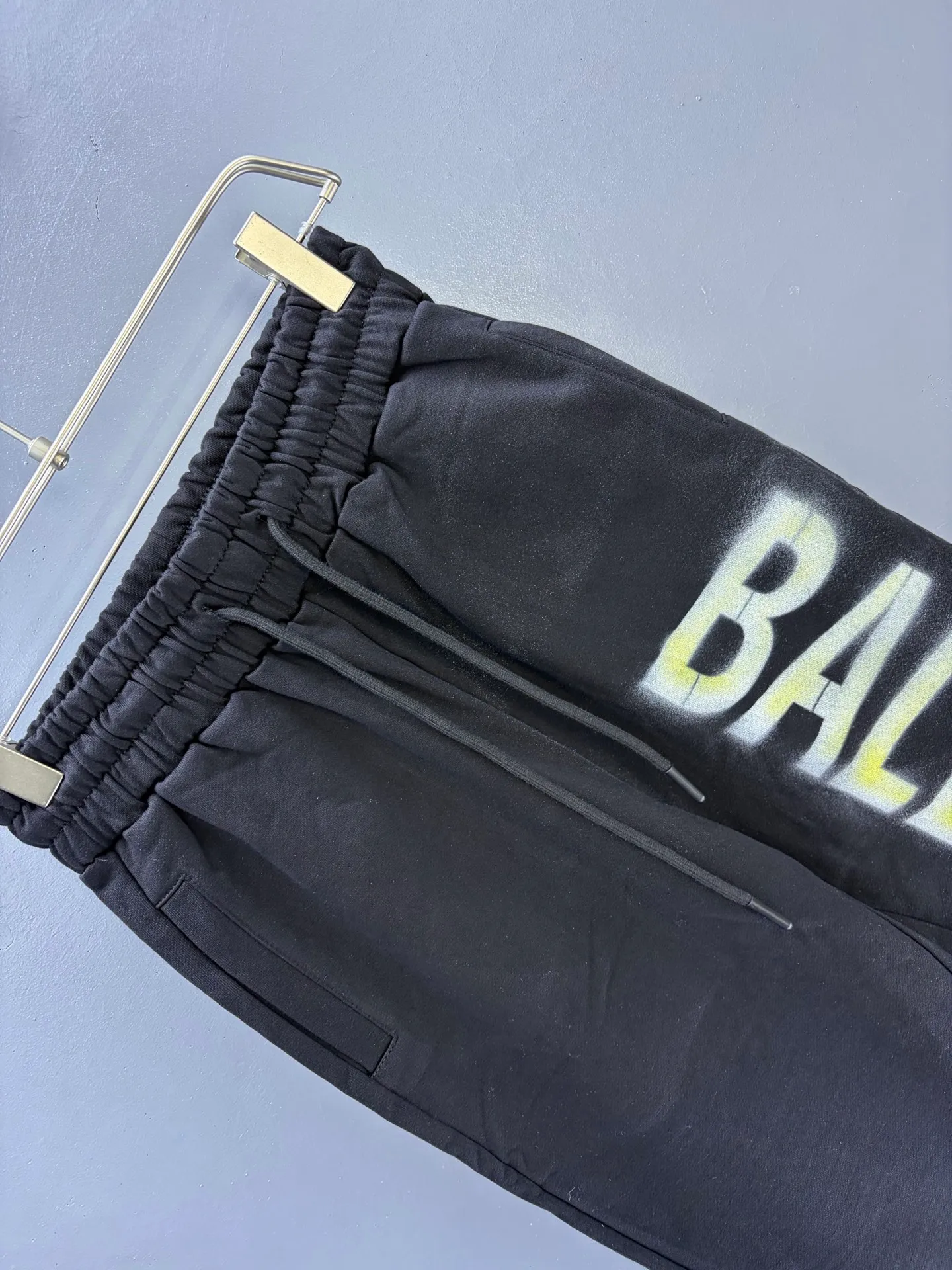 P125✨🔥 [Balenciaga] 2026 Autumn and Winter New Arrival Printed Letters Trousers and Sweatpants Premium Pure Cotton Double-Ply 400g Heavy Terry Cloth Fabric Color: Black Size: S M L XL 2XL